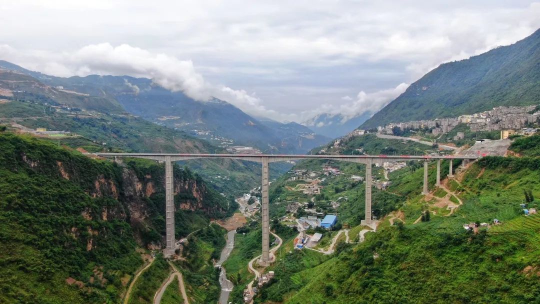 金陽(yáng)河三峽連心橋正式通車(chē)